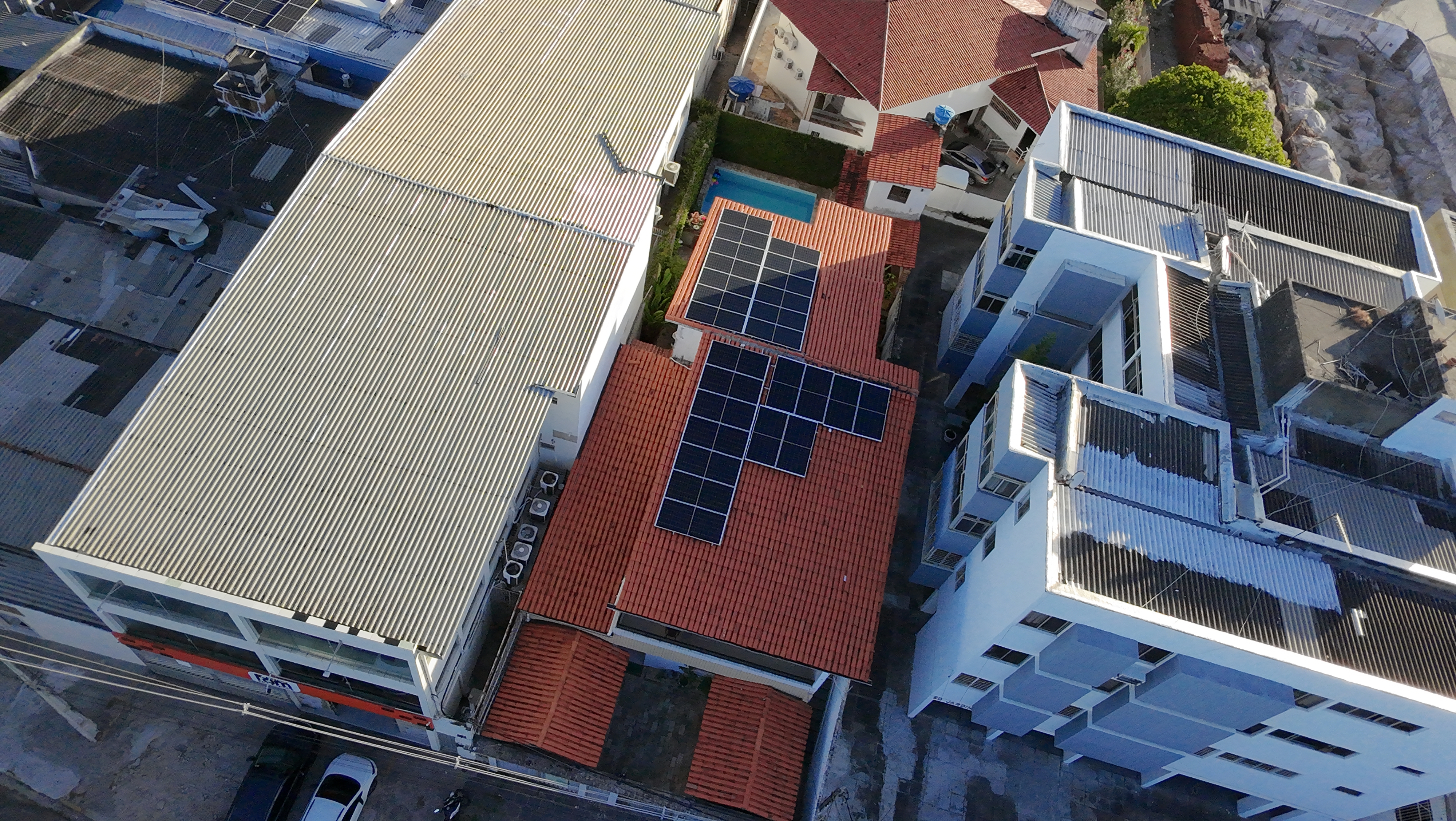Instalação solar residencial vista aérea